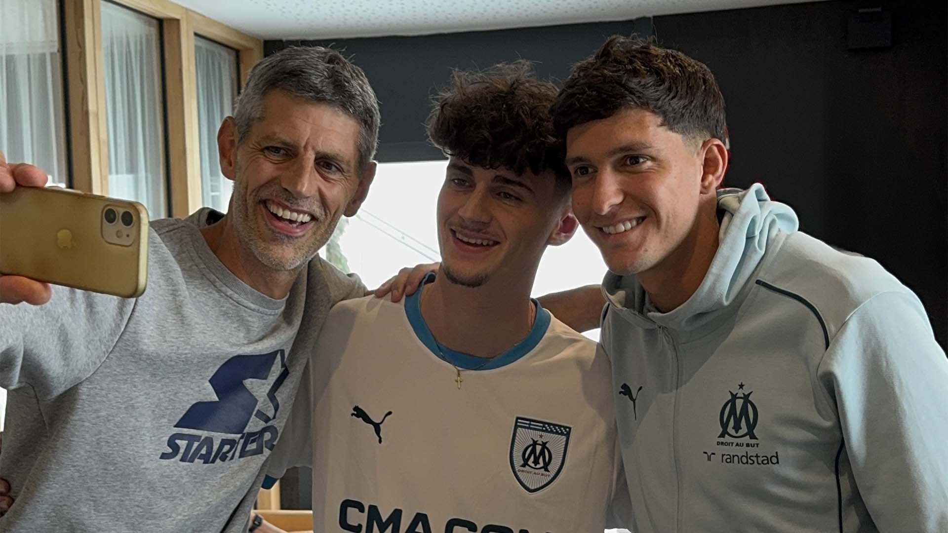 Membres du Peuple Bleu et Blanc prenant une photo avec Leonardo Balerdi